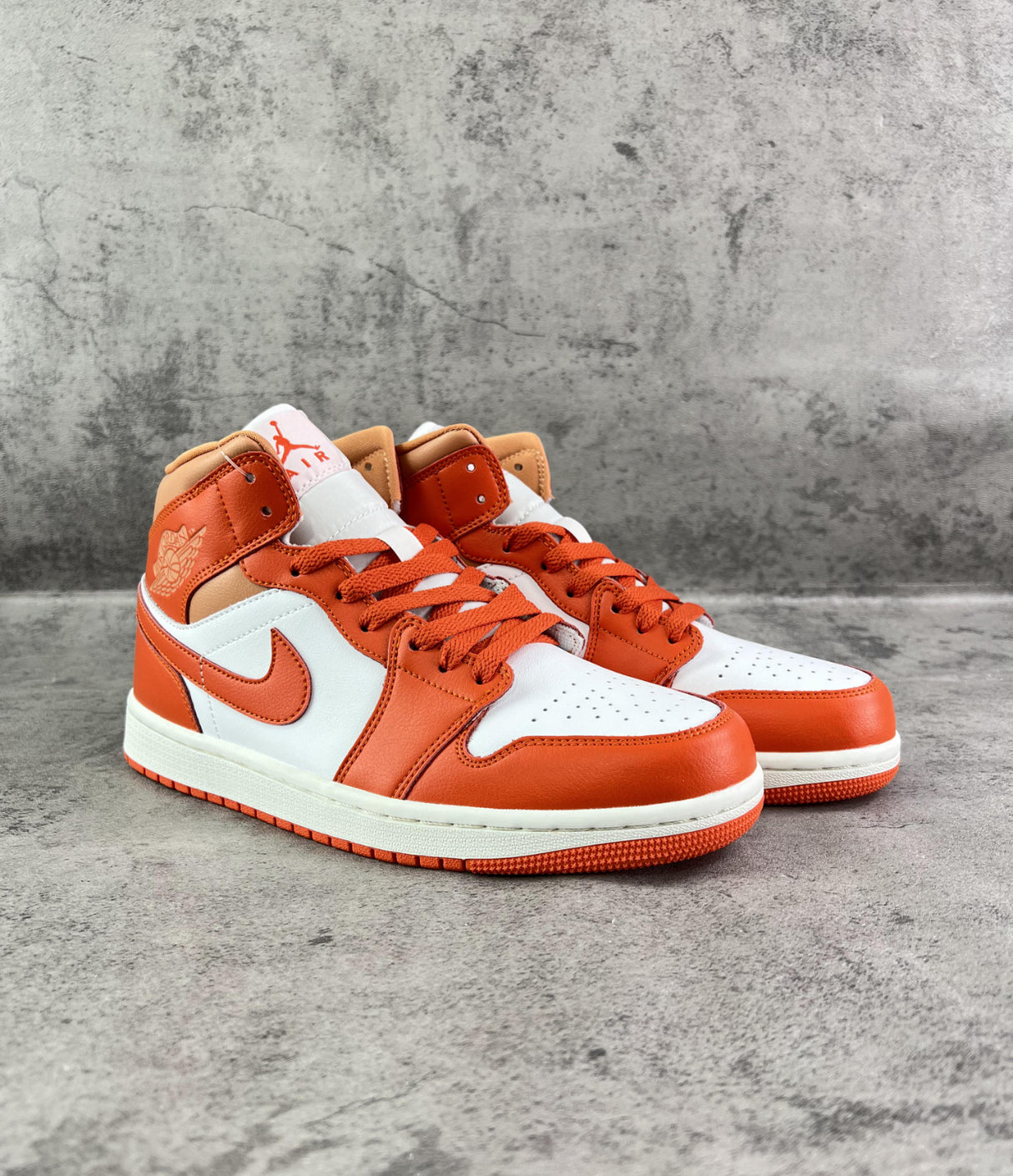 Nike Air Jordan 1 Mid, orange.