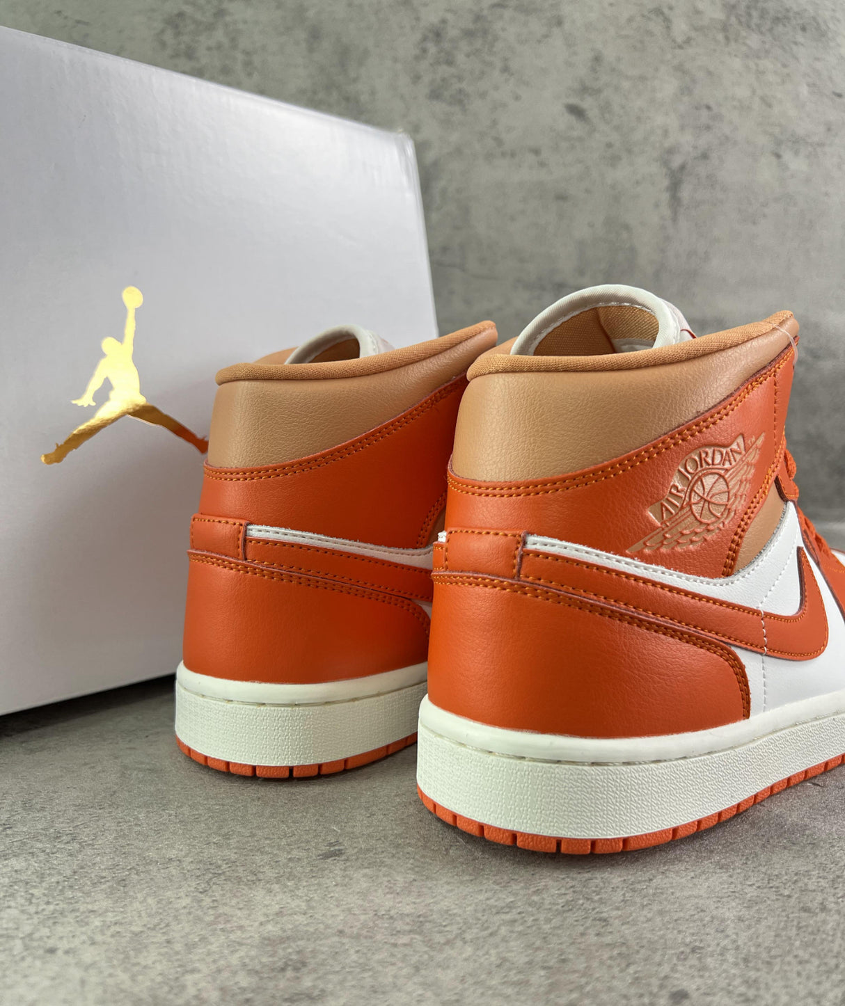 Nike Air Jordan 1 Mid, orange.