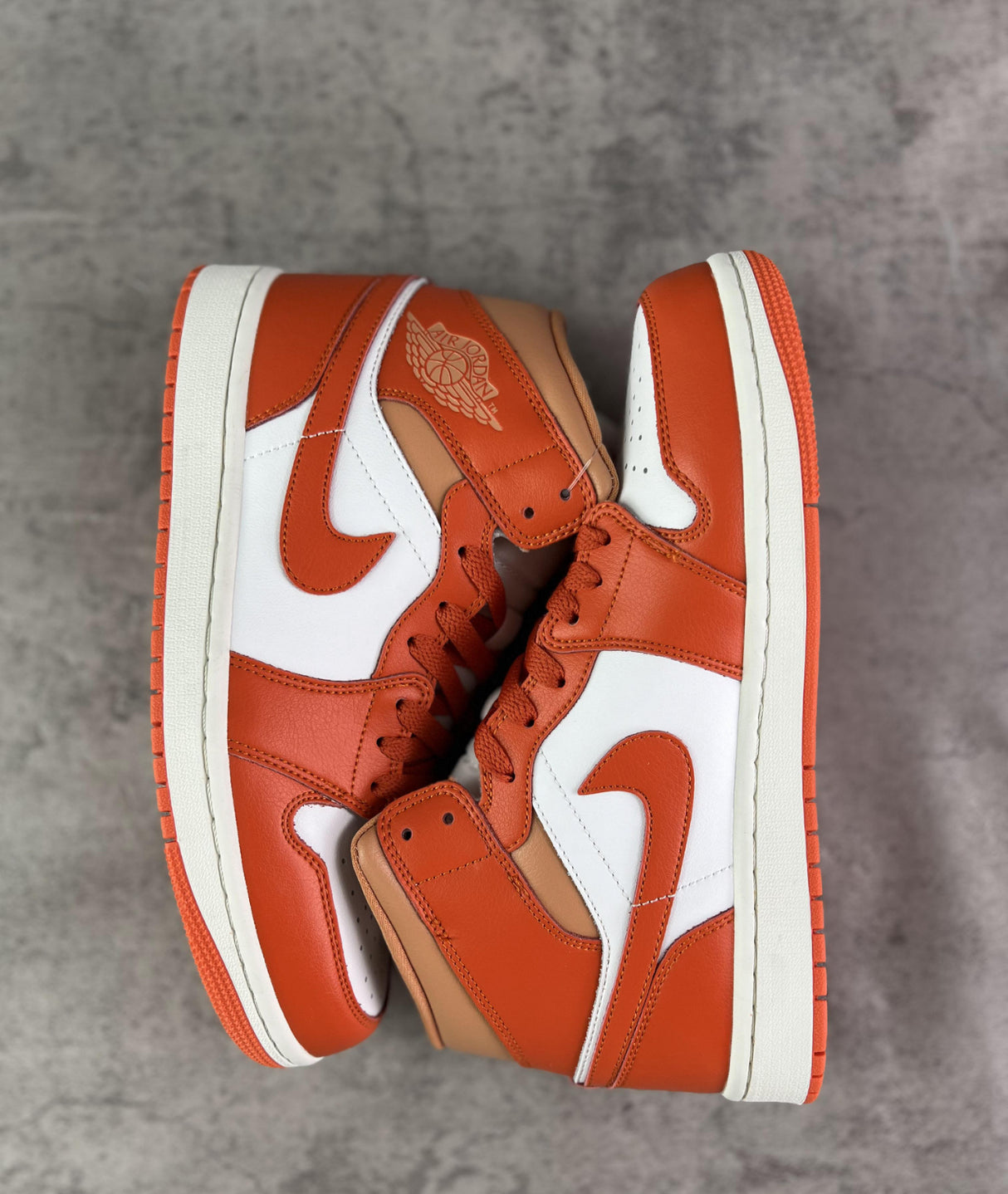 Nike Air Jordan 1 Mid, orange.