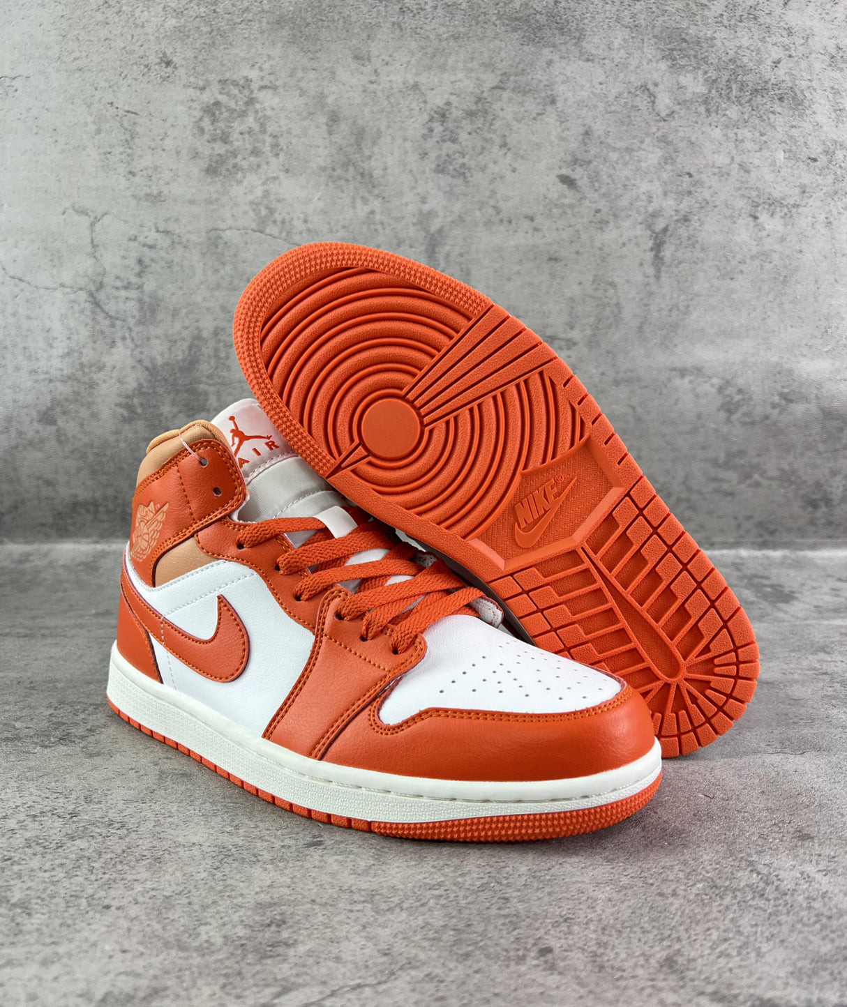 Nike air Jordan 1 mid, orange.