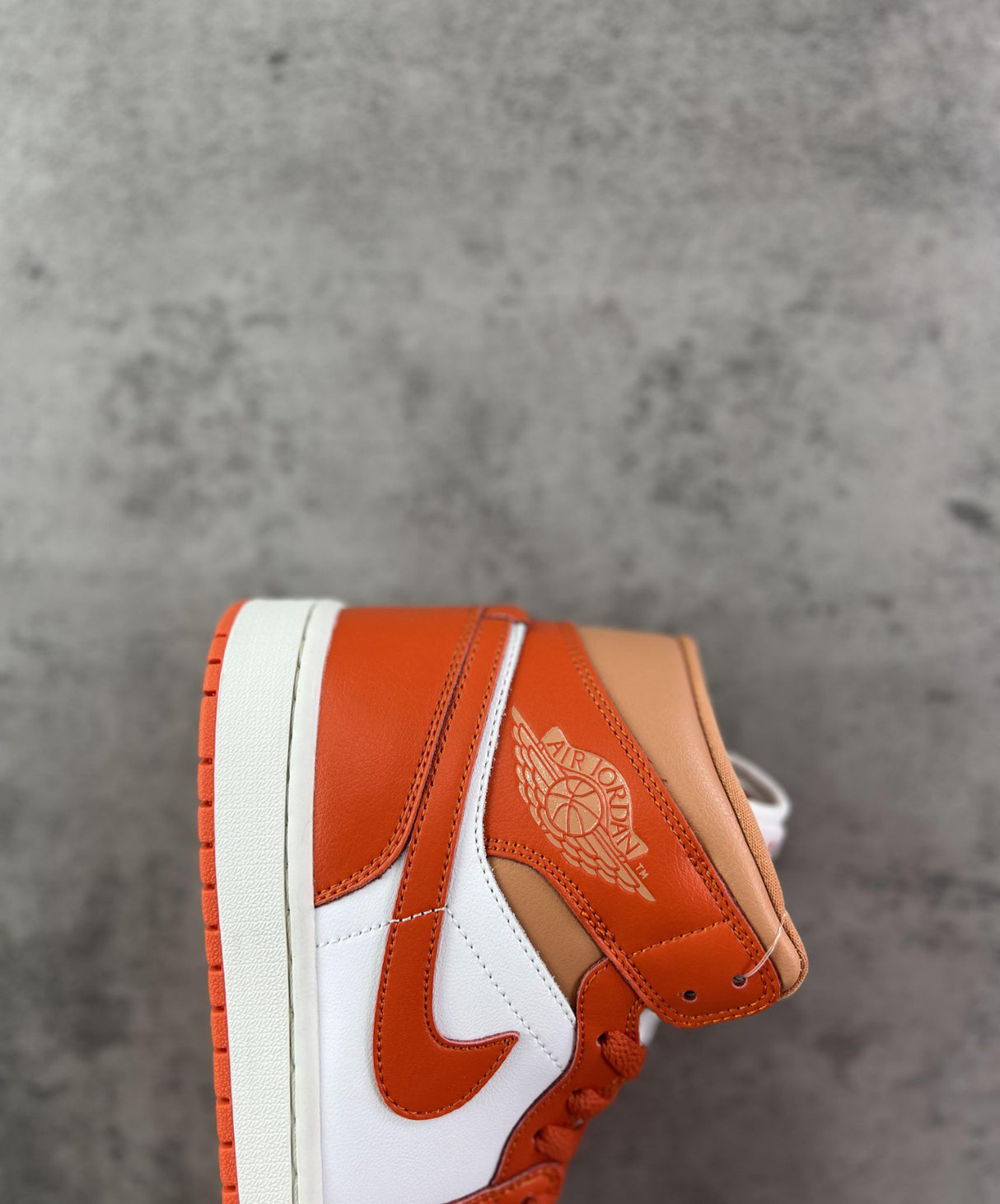 Nike Air Jordan 1 Mid, orange.